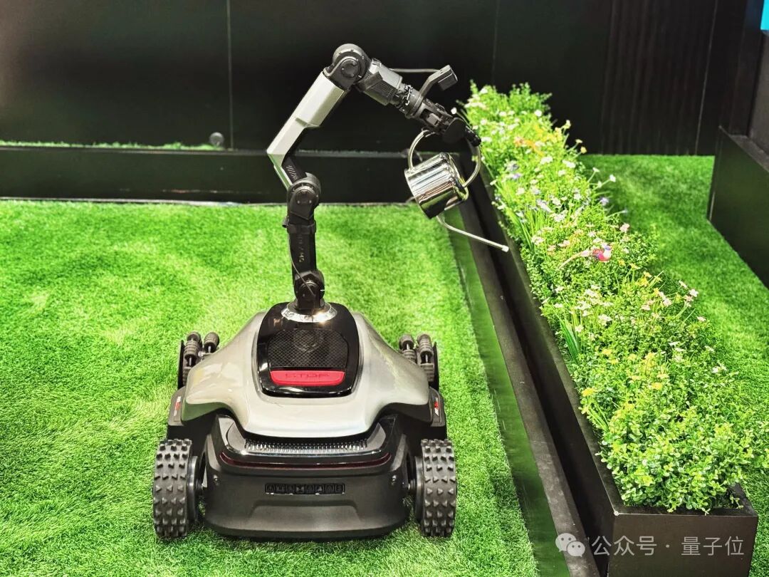 起猛了，追觅的扫地机、割草机、洗护机器人在 CES 成精了！