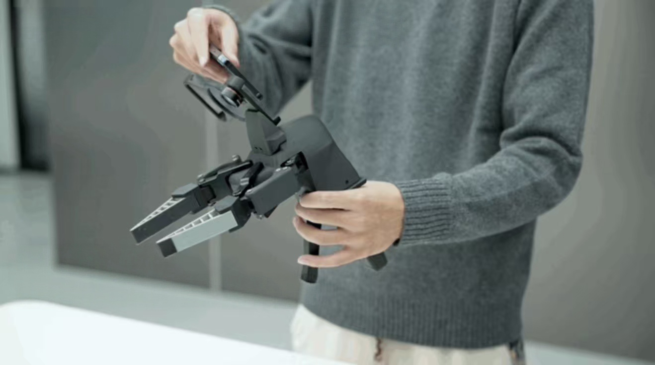 具身智能数据战开打！每个普通人都能上手，边采边筛，只投喂机器人爱吃的丨穹彻