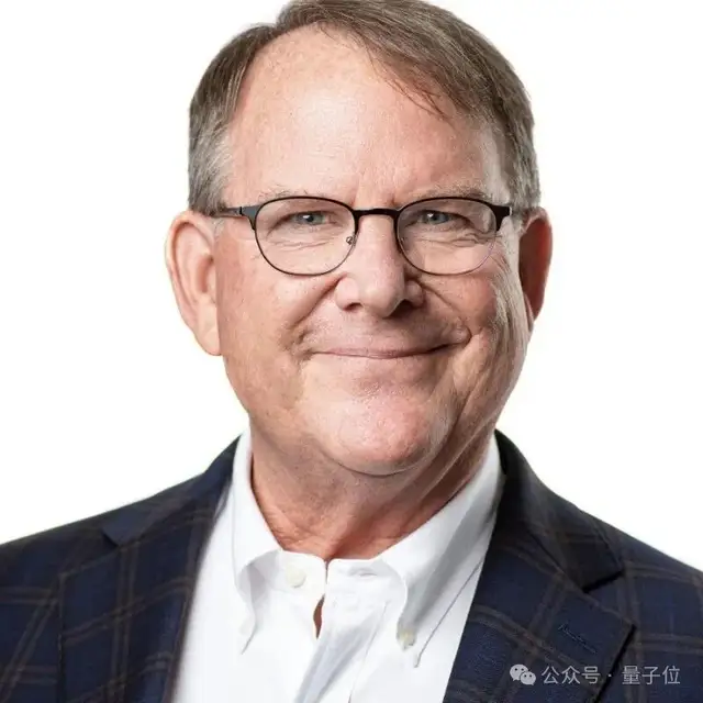 猎头黄仁勋的 2025：高管从巨头挖，干活钟爱华人创业团队